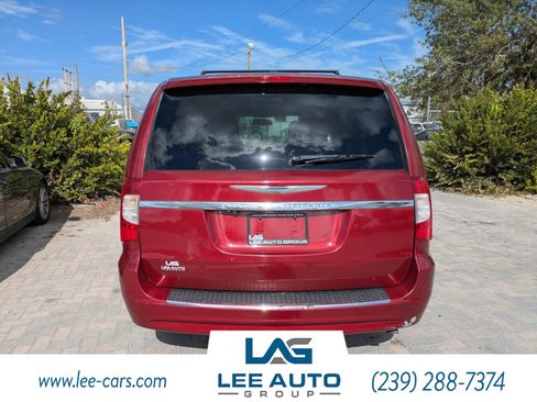 Used 2012 Chrysler Town & Country Touring image 4
