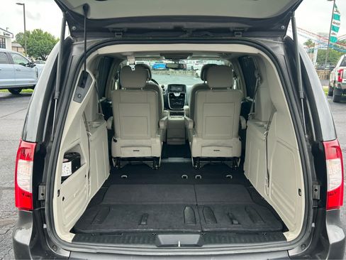 Used 2016 Chrysler Town & Country Touring-L FWD image 7