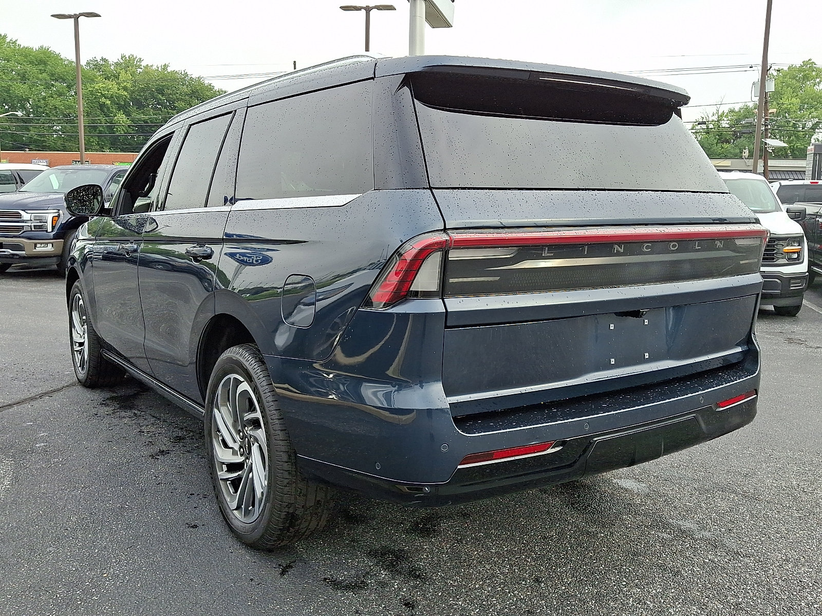 Used 2025 Lincoln Navigator Reserve AWD/4WD image 4