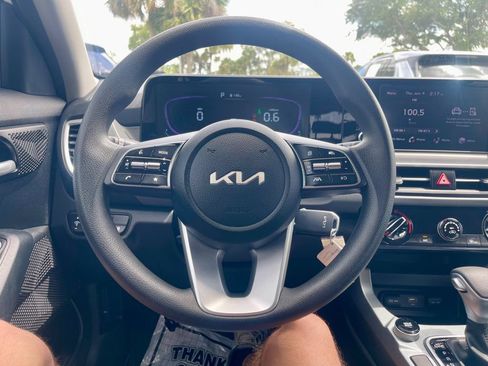Used 2025 Kia Seltos LX AWD/4WD image 13