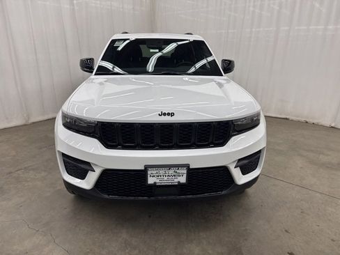 New 2025 Jeep Grand Cherokee Altitude image 2