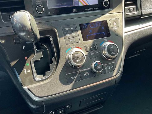 Certified 2020 Toyota Sienna SE Premium image 32