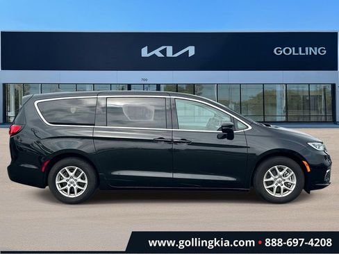 Used 2023 Chrysler Pacifica Touring-L FWD image 2