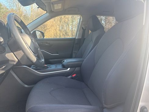 Used 2024 Toyota Highlander LE image 9