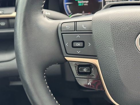 Used 2025 Toyota Crown Signia Limited image 32