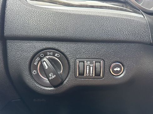 Used 2018 Chrysler 300 Limited w/ Light Group image 10