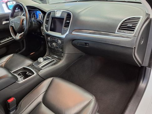 Used 2022 Chrysler 300 Touring L RWD image 9