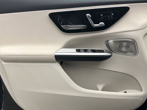Used 2025 Mercedes-Benz GLC 300 4MATIC image 9