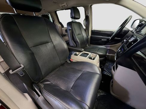 Used 2011 Chrysler Town & Country Touring-L image 15