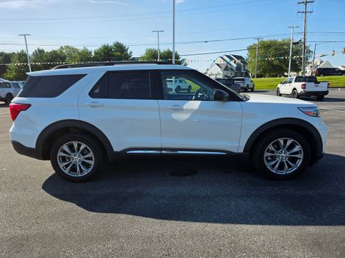 Used 2023 Ford Explorer XLT w/ Equipment Group 202A AWD/4WD image 6