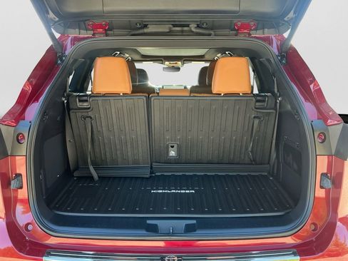 Certified 2024 Toyota Highlander Platinum AWD/4WD image 18