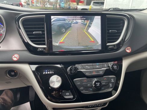 Used 2024 Chrysler Pacifica Touring-L image 58