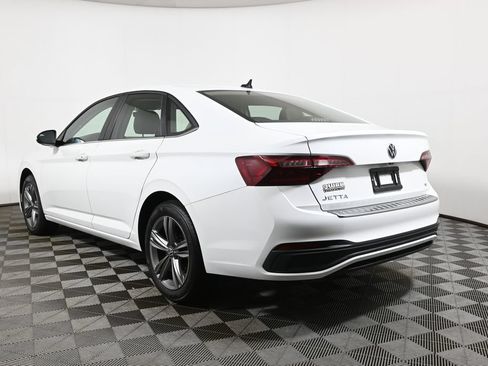 Used 2024 Volkswagen Jetta SE FWD image 9