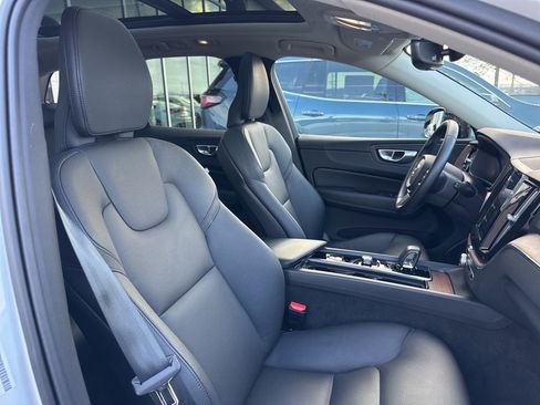 Used 2024 Volvo XC60 B5 Plus image 19