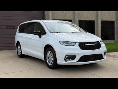 Used 2025 Chrysler Pacifica Select