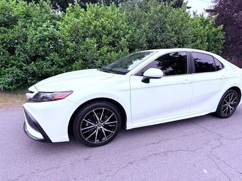 Used 2022 Toyota Camry SE FWD image 2