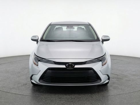 Used 2025 Toyota Corolla LE FWD image 2