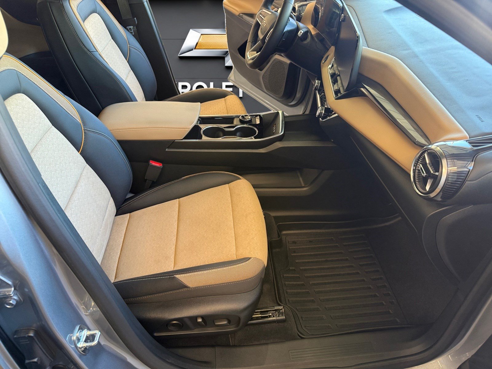 Used 2025 Chevrolet Equinox ACTIV w/ Safety and Technology Package AWD/4WD image 12