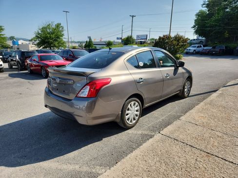 Used 2017 Nissan Versa SV FWD image 5