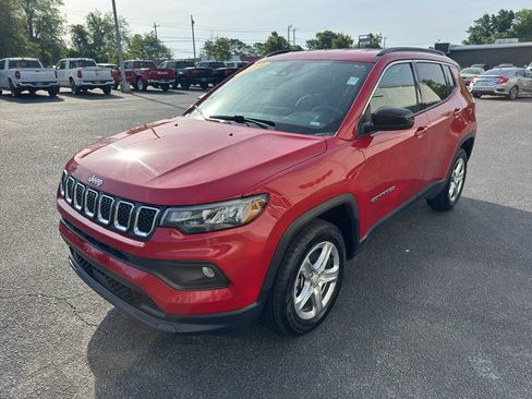Used 2024 Jeep Compass Latitude AWD/4WD image 5