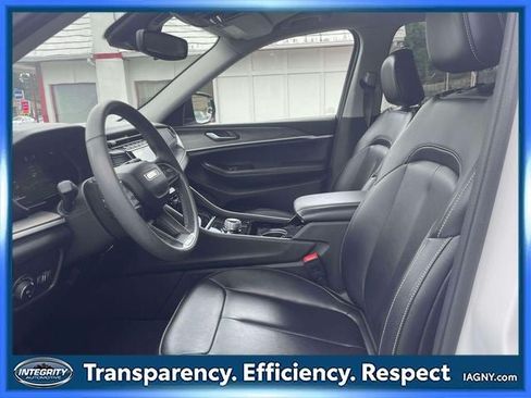 Used 2023 Jeep Grand Cherokee L Limited AWD/4WD image 16