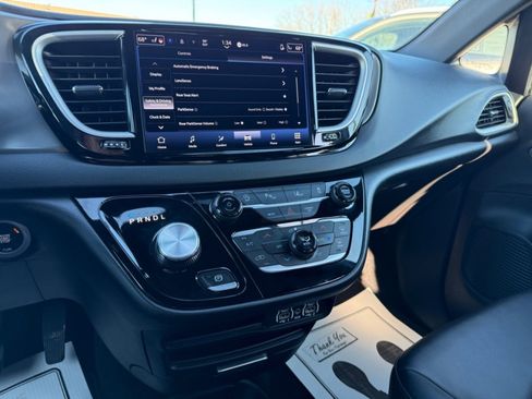 Used 2025 Chrysler Pacifica Select image 30