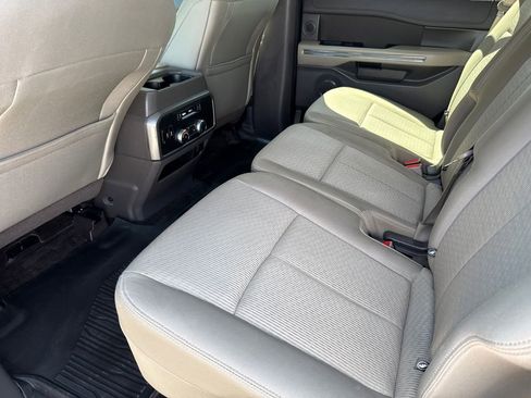 Used 2018 Ford Expedition XLT image 17