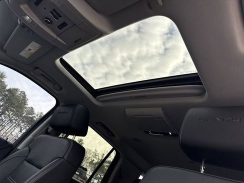 Used 2015 GMC Yukon Denali w/ Premium Package image 34