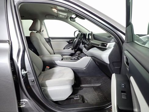 Used 2023 Toyota Highlander L FWD image 35