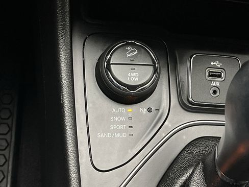 Used 2019 Jeep Cherokee Latitude Plus w/ Cold Weather Group image 16