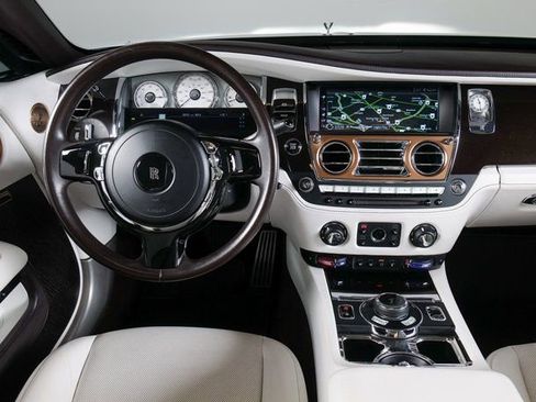 Used 2018 Rolls-Royce Dawn image 17