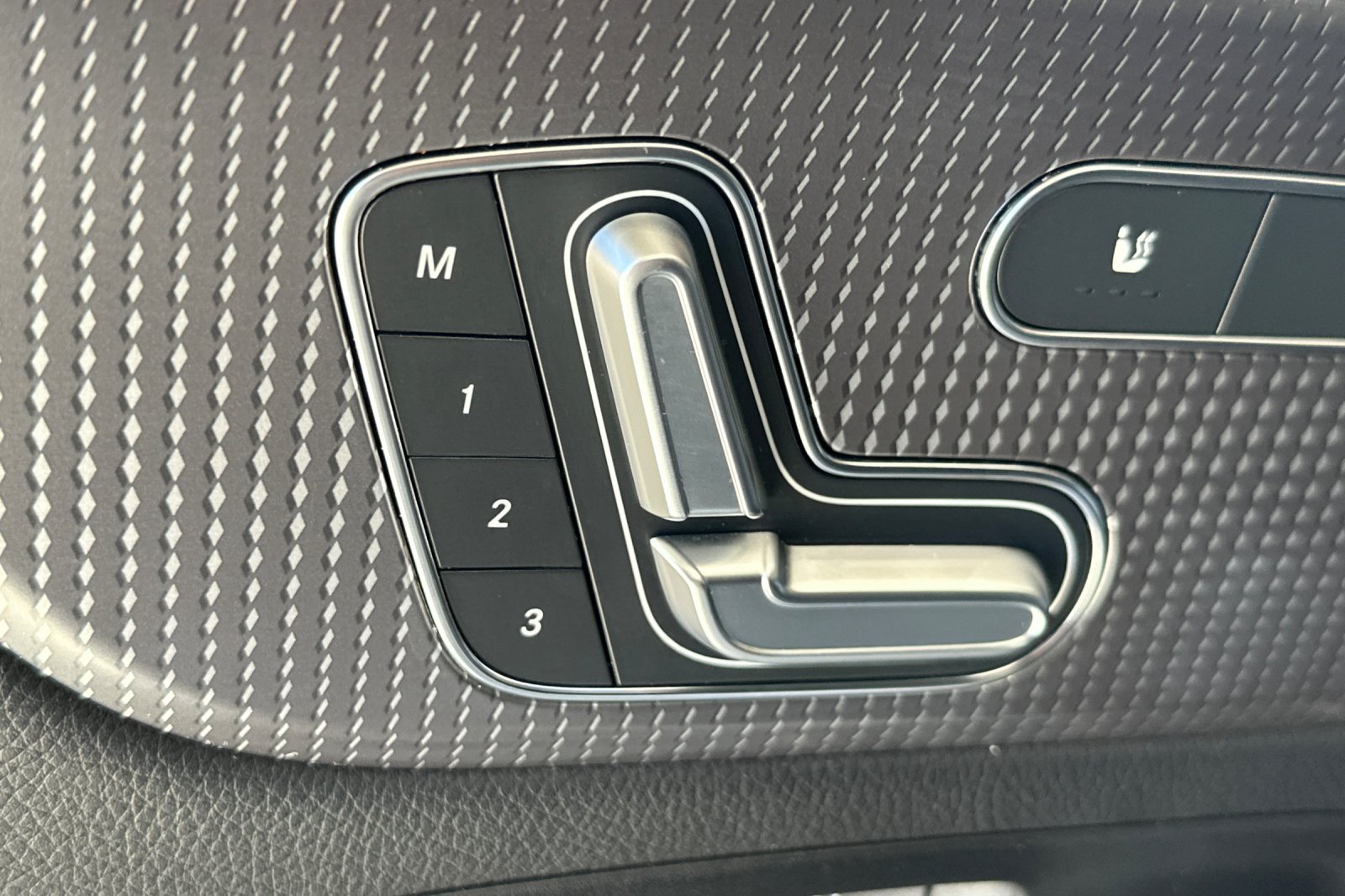 Used 2022 Mercedes-Benz GLB 250 4MATIC image 13