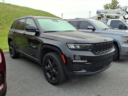 Used 2023 Jeep Grand Cherokee Limited w/ Black Appearance Package AWD/4WD image 1