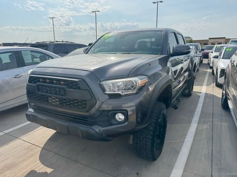 Used 2020 Toyota Tacoma TRD Off-Road w/ Technology Package AWD/4WD image 2