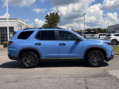 Used 2025 Honda Pilot TrailSport image 13