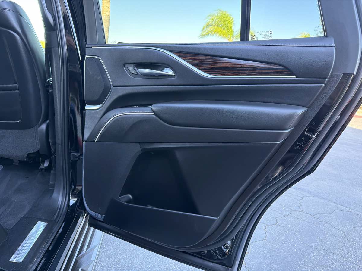Used 2021 Cadillac Escalade Premium Luxury RWD image 29