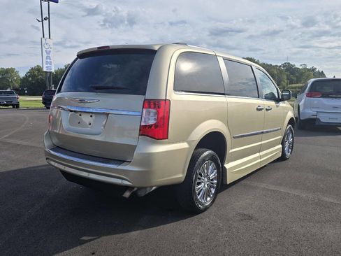 Used 2011 Chrysler Town & Country Limited image 6