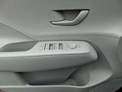 Used 2025 Hyundai Kona SEL image 11