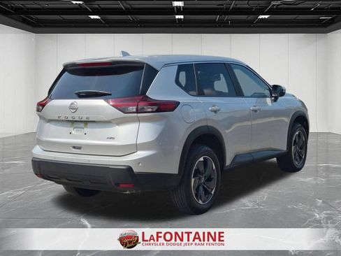 Used 2025 Nissan Rogue SV AWD/4WD image 5