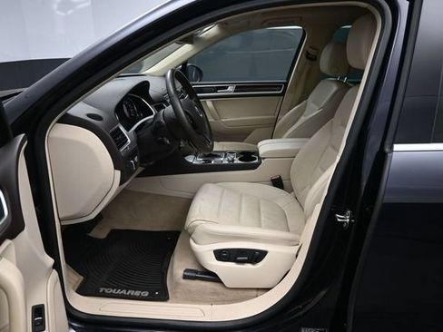Used 2016 Volkswagen Touareg Sport AWD/4WD image 9
