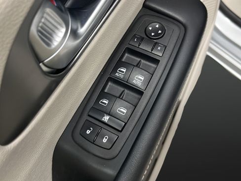 Used 2023 Chrysler Pacifica Touring-L FWD image 20