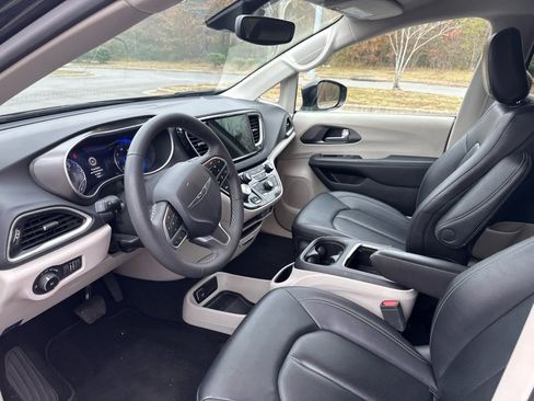Used 2024 Chrysler Pacifica Touring-L image 8