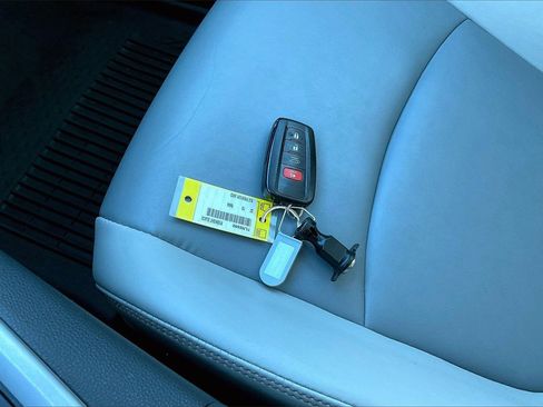 Used 2022 Toyota RAV4 XLE Premium image 31