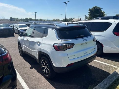 Used 2024 Jeep Compass Limited AWD/4WD image 3