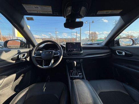 Used 2025 Jeep Compass Trailhawk image 32