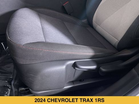 Used 2024 Chevrolet Trax RS FWD image 8