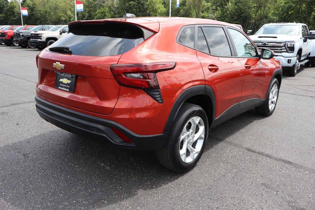 Used 2024 Chevrolet Trax LS w/ LS Convenience Package FWD image 29