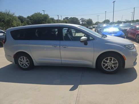 Used 2023 Chrysler Pacifica Touring-L FWD image 2