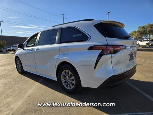 Used 2022 Toyota Sienna XLE image 4