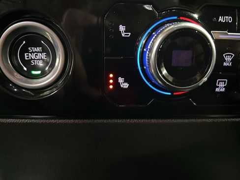 Used 2024 GMC Sierra 1500 SLT image 32